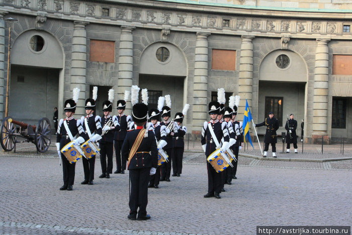 смена караула возле Королевского дворца Стокгольм, Швеция
