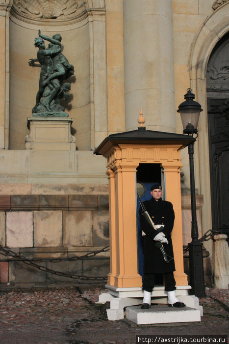 стражники порядка возле Королевского дворца Стокгольм, Швеция