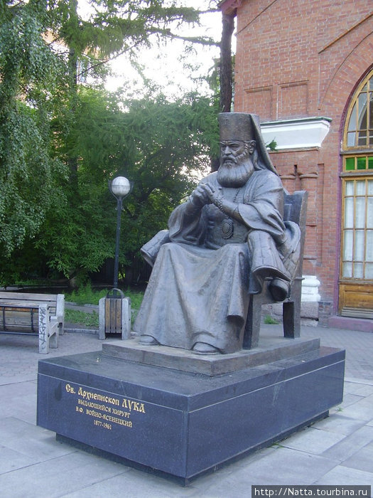 Памятник Архиепископу Луке (в 2000 году был причислен к лику святых) Красноярск, Россия