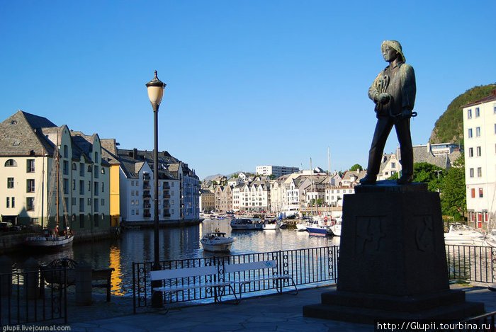 Памятник рыбаку. Олесунн, Норвегия