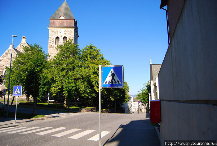 На знаке пешеходного перехода человечек одет (не то, что у нас — гуманоид какой то). Олесунн, Норвегия