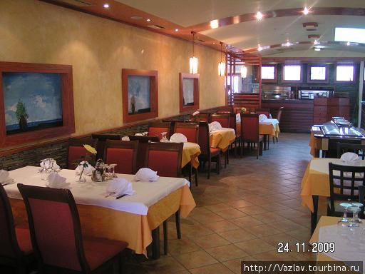 Пустынный зал ресторана — можно выбрать любое место Дуррес, Албания