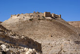 Замок построен на вершине одинокой горы посреди пустыни