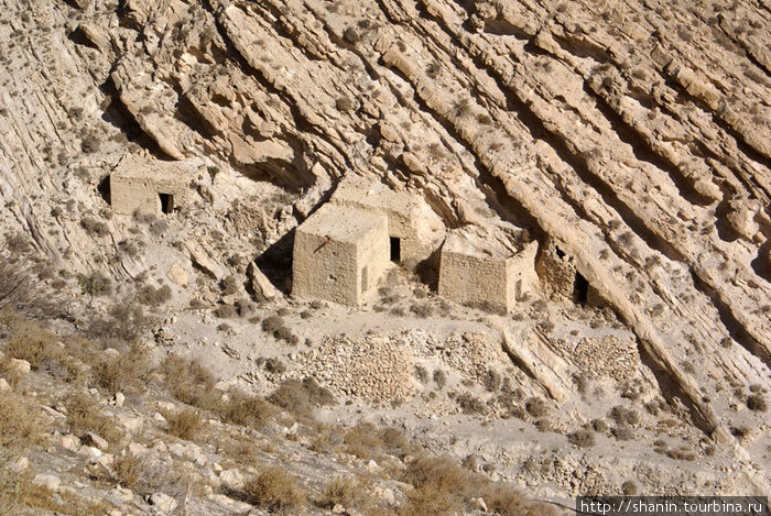 Каменные дома и каменистый склон Шобак, Иордания