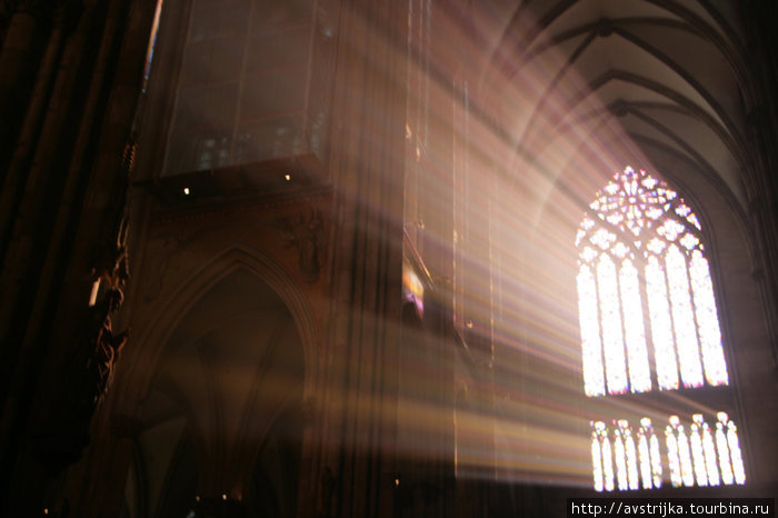 волшебный свет сквозь витражи Кельнского собора Кёльн, Германия