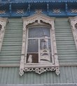 Картины на стенах в Боровске совершенно разных жанров. Но излюбленная тема художника — это окна. И не просто окна, а с красующимися в них лицами людей и моськами кошек. :)