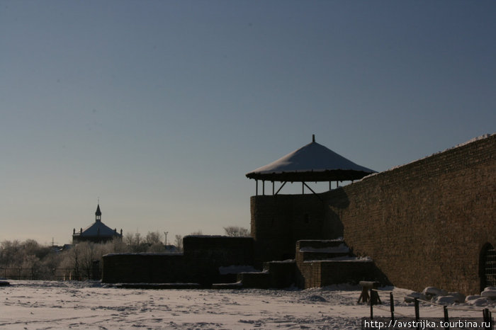 беседка Нарвского замка и вид на Александровскую церковь Нарва, Эстония