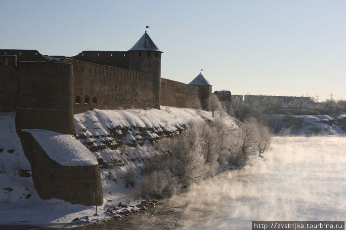 вид на реку Нарва и Ивангородскую крепость Нарва, Эстония