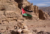 Иорданский флаг перед Монастырем