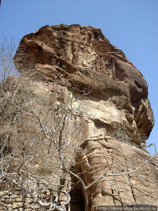 Скалы же с двух сторон начинают подниматься постепенно и в результате достигают 70-90 метров в высоту при ширине Сика всего в несколько метров. Петра, Иордания
