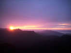 первые лучи солнца над горами Шри-Ланки