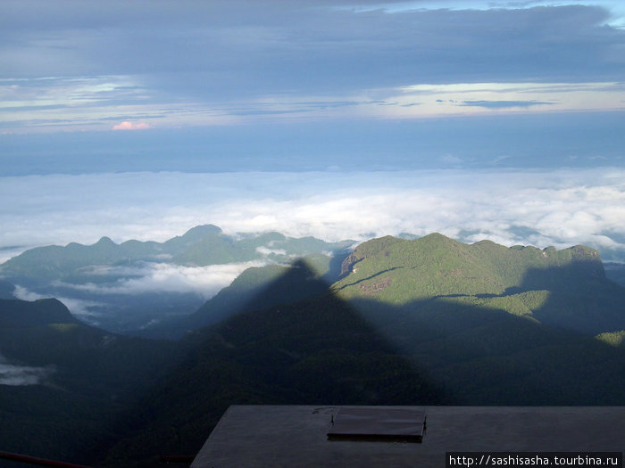А тень действительно в форме равностороннего треугольника! Шри Пада Пик (Пик Адама 2243м)  заповедник дикой природы, Шри-Ланка
