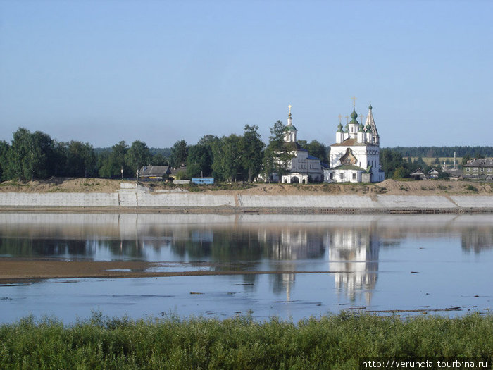 Вид на слободу с Соборной горы. Слева Сергиевская, справа Дмитриевская церкви. Дымково, Россия