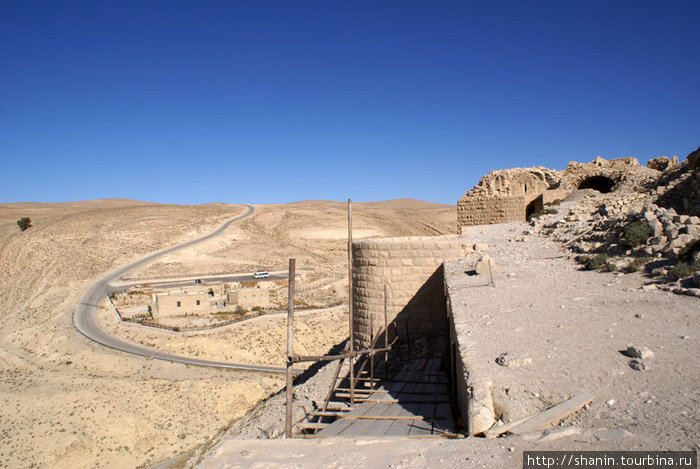Дорога и руины замка Монт Реалис Эль-Карак, Иордания