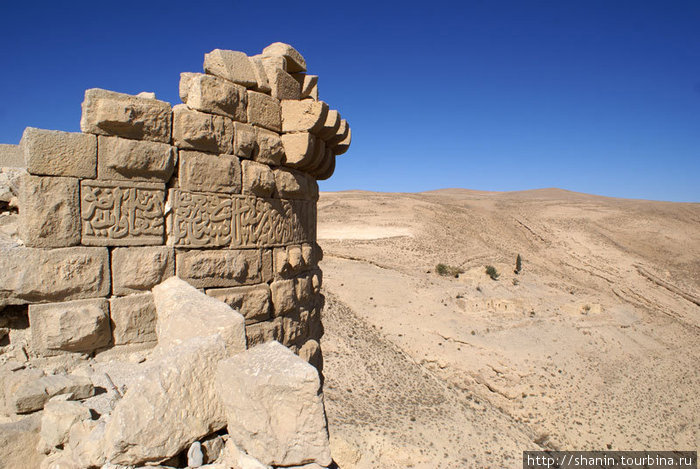 Угловая башня с арабской надписью Эль-Карак, Иордания