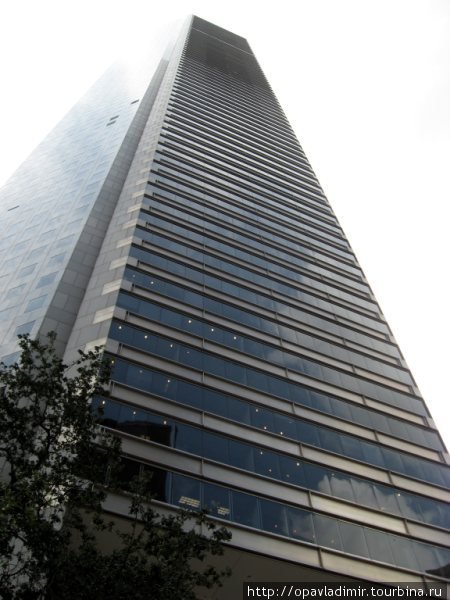 Вид снизу-     на небоскреб  Банк Моргана Хьюстон, CША