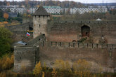 вид с галереи Нарвского замка на Ивангородскую крепость
