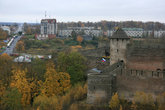 вид с галереи Нарвского замка на Ивангородскую крепость и шоссе Таллин-Санкт-Петербург