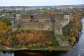 вид с галереи Нарвского замка на Ивангородскую крепость и Ивангород