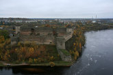 вид с галереи Нарвского замка на Ивангородскую крепость и реку Нарва