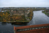 вид с галереи Нарвского замка на Ивангородскую крепость и реку Нарва