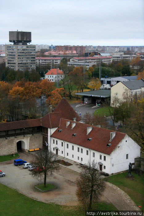 вид с галереи Нарвского замка на двор крепости и город Нарва, Эстония