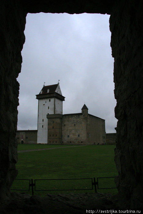 вид через бойницу на Нарвский замок Нарва, Эстония