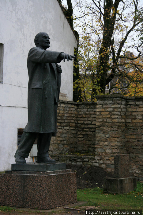 дедушка Ленин, стоящий на территории Нарвской крепости Нарва, Эстония