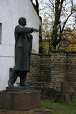 дедушка Ленин, стоящий на территории Нарвской крепости