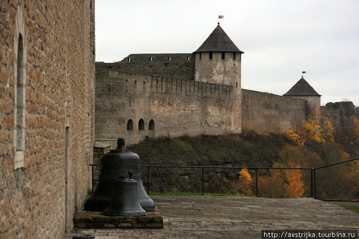 Осень у стен Нарвской крепости Нарва, Эстония
