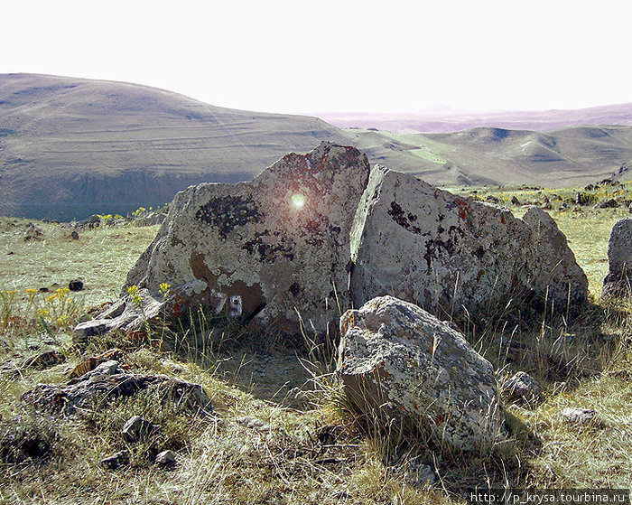 Мегалитический комплекс Зорац-Карер. Отверстие в камне. Зорац-Карер, Армения