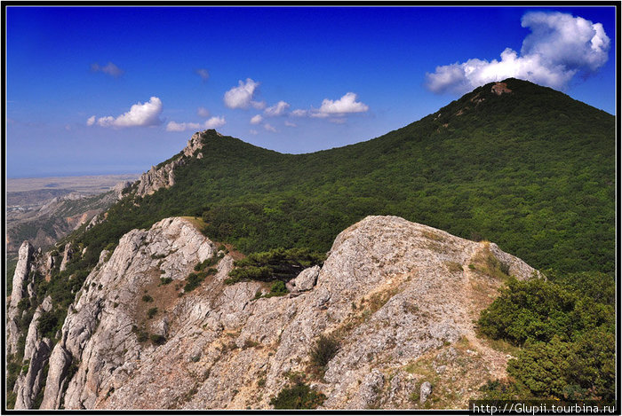 Справа наивысшая точка Эчки-Дага, откуда была сделана одна из предыдущих фотографий. Республика Крым, Россия