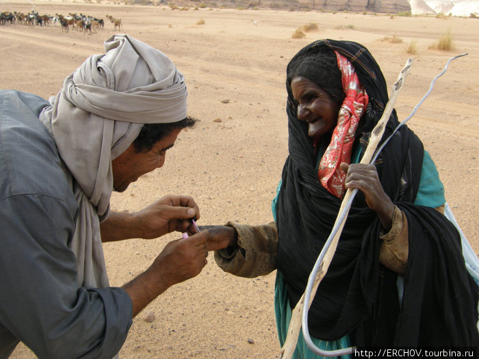 Зухир накрашивает бабуле лаком ногти. Ливия