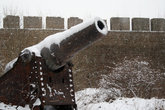 Развалины арсенала в Большом Бояршем городе охраняет старинная мартира. Как мне объяснили от обычной пушки она отличается  тем, что стреляет не вдаль.