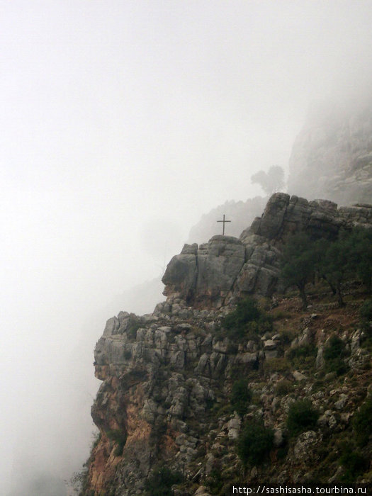 В облаке все кажется мистическим Долина Кадиша, Ливан