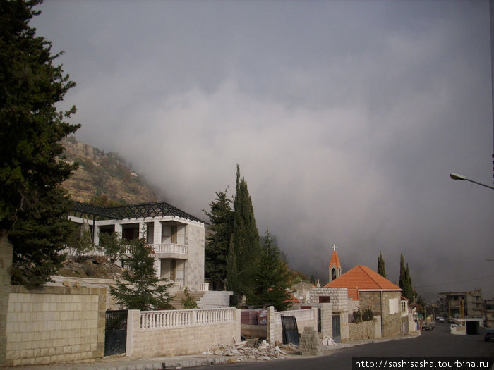 В горах Ливана, в священной долине Кадеша Долина Кадиша, Ливан