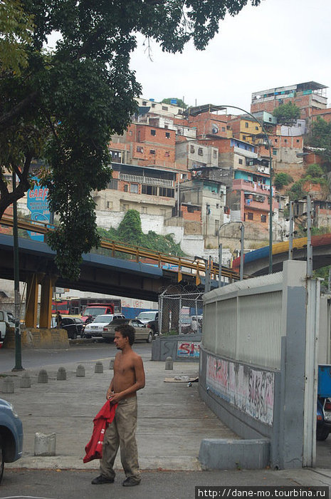 Нам удалось пройти незамеченными мимо этой непонятной личности=) Каракас, Венесуэла