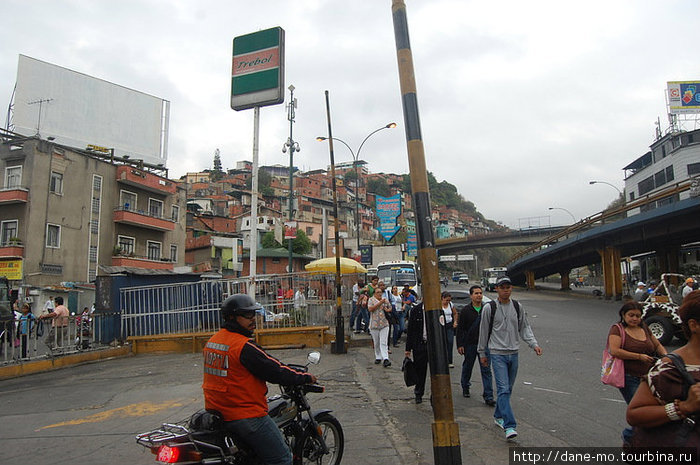 Жизнь большого города. Люди спешат на работу и учебу. Каракас, Венесуэла