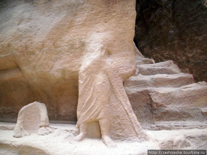 С первого раза и не заметишь, что это остатки статуи Петра, Иордания