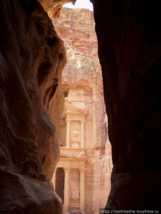 Классический вид на храм в узком просвете ущелья Петра, Иордания