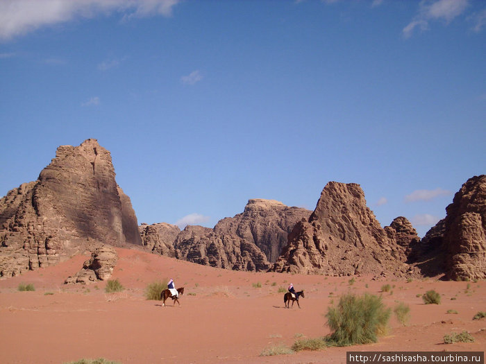 Объехать Вади Рам можно верхом на лошади или на верблюде, или снять джип и мчаться по пескам. Зависит от того, какую скорость вы предпочитаете. Пустыня Вади Рам, Иордания