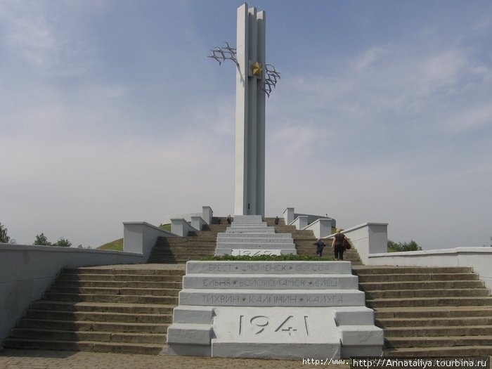 На вершине Соколовой горы в Саратове стоит памятный обелиск.