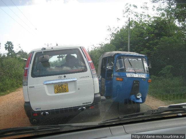 Дорога настолько узка, что машины разъезжаются с трудом Восточная провинция, Шри-Ланка