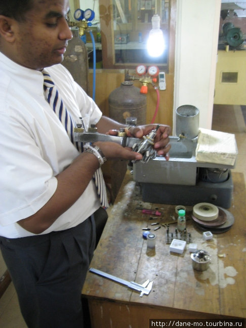 Посетителям показывают, каким образом происходит обработка добытых камней Канди, Шри-Ланка