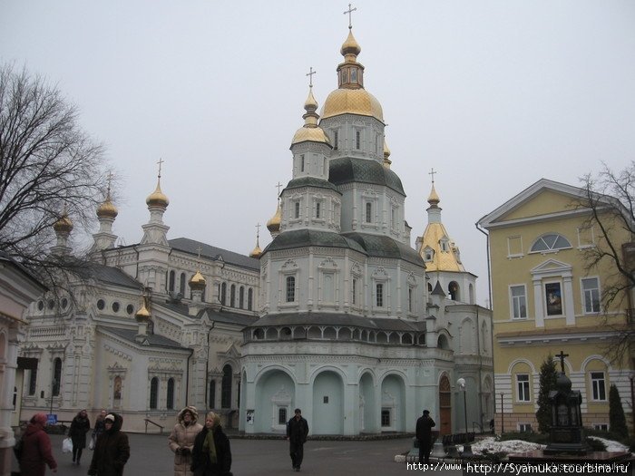 Свято-Покровский монастырь, посередине — Покровский собор. Харьков, Украина
