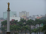 Вид от храма на город в дождливый день