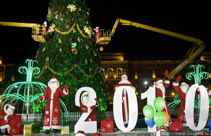 Деды Морозы проверили: хорошо ли в Рыбинске подготовились к новогоднему празднику. Заодно они принарядили 25-метровую красавицу ёлку.
