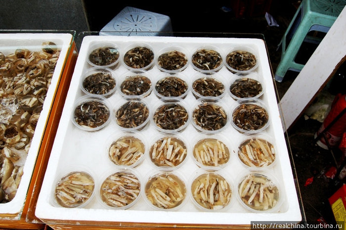 Одно из любимых лакомств местных китайцев – это вот такие пироженки-желе с морскими червями внутри. Сямэнь, Китай