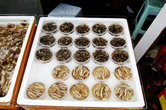 Одно из любимых лакомств местных китайцев – это вот такие пироженки-желе с морскими червями внутри.