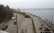 С пешеходного мостика открывается вид на набережную Днепра. Надо отметить, что набережная в Днепропетровске имеет протяженность 23 километра.